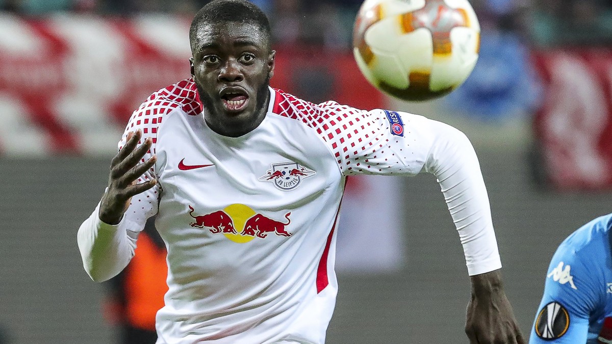 epa06555099 Napoli's Lorenzo Insigne (R) in action against Leipzig's Dayot Upamecano (L) during the UEFA Europa League round of 32, second leg soccer match between RB Leipzig and SSC Napoli  ...