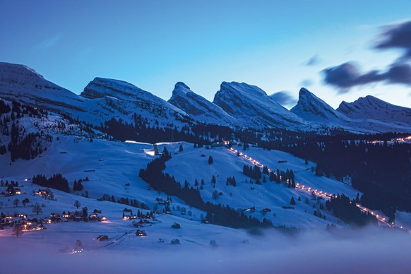 Die Churfirsten im Toggenburg, Schweiz, zur blauen Stunde Die Churfirsten im Toggenburg sind Berge in den Schweizer Alpen. Hier fotografiert zur blauen Stunde. The Churfirsten in Toggenburg are mounta ...