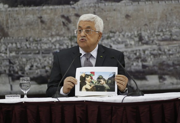 Palästinenser-Präsident Mahmud Abbas klagt an einer kurzfristig einberufenen Medienkonferenz die Tötung von Siad Abu Ain an.&nbsp;