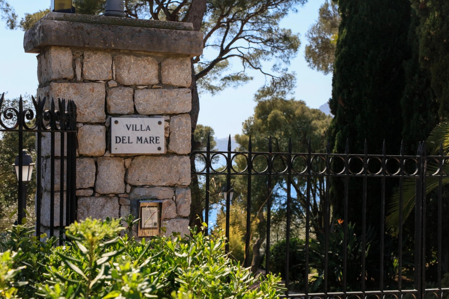 Eingang zur Villa Del Mare am Cap Martin, Roquebrune Cap Martin, Departement Alpes-Maritimes, Region Provence Alpes Cote d Azur, Frankreich, Mittelmeer. Die Villa gehörte dem Diktator von Zaire Kongo  ...