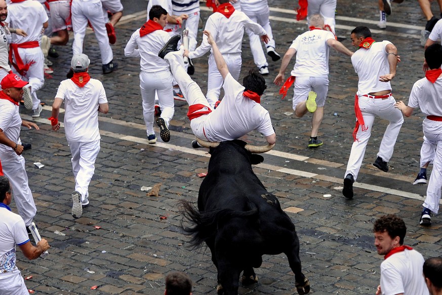 epaselect epa06870147 The bulls of the Salamancan cattle ranch of Puerto de San Lorenzo star during the Festival of San Fermin 2018 in downtown Pamplona, Spain, 07 July 2018. The festival, locally kno ...
