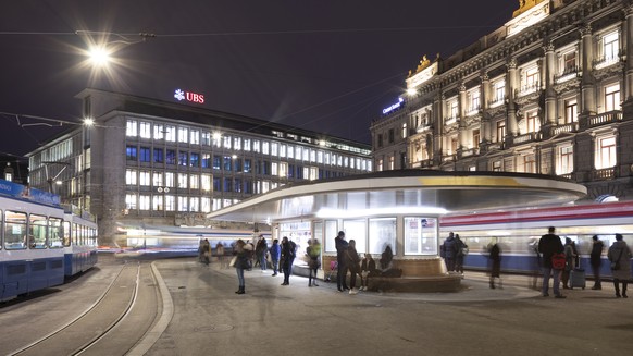 ARCHIVBILD ZUR BUSSE DER WEKO GEGEN DIE GROSSBANKEN WEGEN EINES DEVISENKARTELLS, AM DONNERSTAG, 6. JUNI 2019 - Paradeplatz square with the tram stop &quot;Paradeplatz and the headquarters of the two S ...