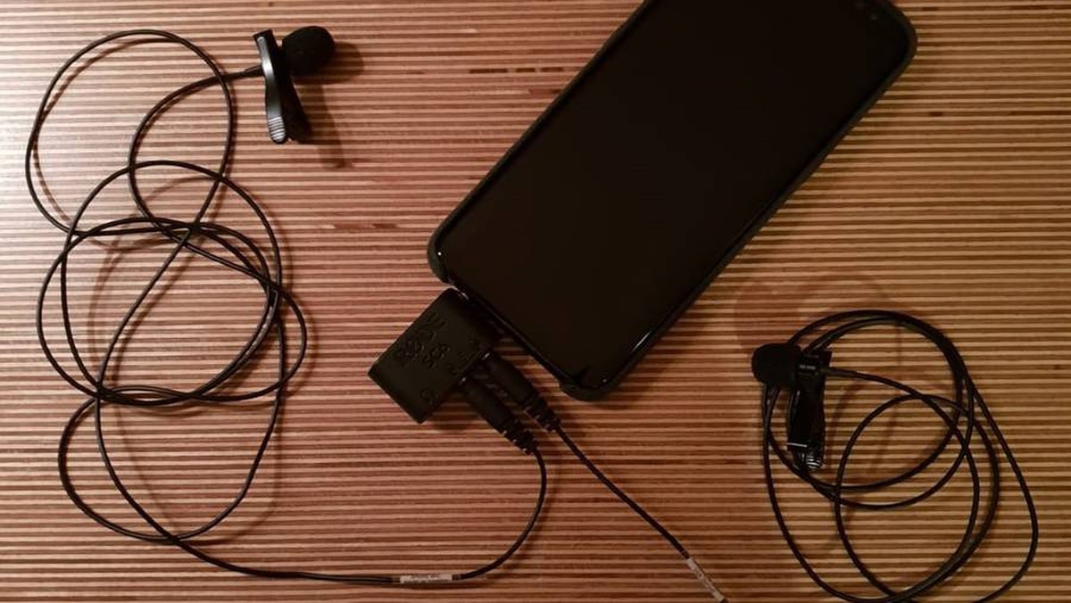 Mit einem iPhone und zwei Ansteckmikrofonen produziert Viktor Giacobbo den «Giacobbodcast».