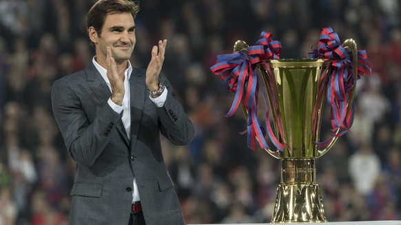 Der Basler Tennisstar Roger Federer applaudiert neben dem Pokal des Schweizer Fussballmeisters nach dem Fussball Meisterschaftsspiel der Super League zwischen dem FC Basel 1893 und dem Grasshopper Clu ...