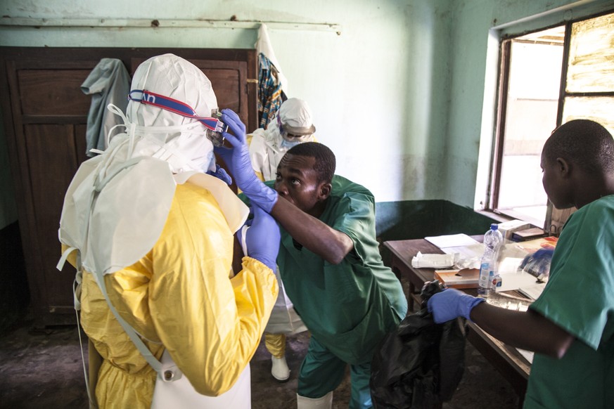 BILDPAKET -- ZUM JAHRESRUECKBLICK 2018 MAI, STELLEN WIR IHNEN HEUTE FOLGENDES BILDMATERIAL ZUR VERFUEGUNG -- epa06744507 A handout photo made available by UNICEF shows health workers preparing to diag ...