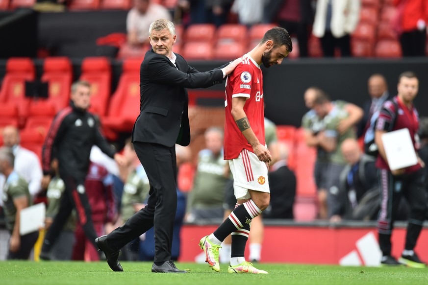 epa09487477 Manchester United manager Ole Gunnar Solskjaer (L) and Bruno Fernandes (R) react after the English Premier League soccer match between Manchester United and Aston Villa in Manchester, Brit ...