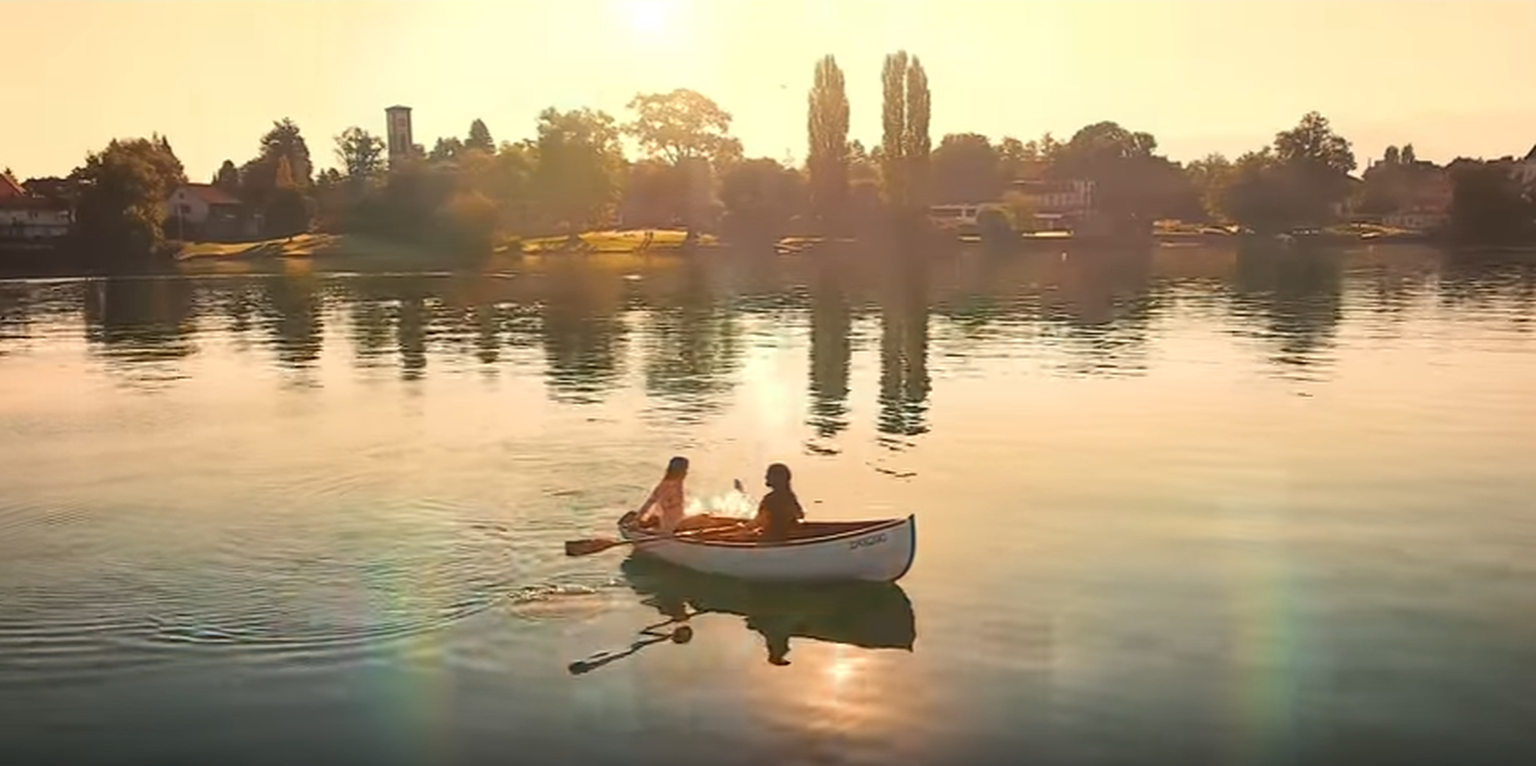 De Luca auf einem schönen See mit einer schönen Frau.