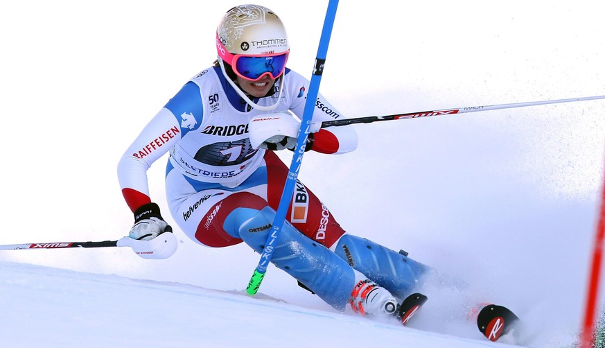 epa05670428 Michelle Gisin of Switzerland clears a gate during the Women's Slalom race at the FIS Alpine Skiing World Cup event in Sestriere, Italy, 11 December 2016. EPA/ANDREA SOLERO