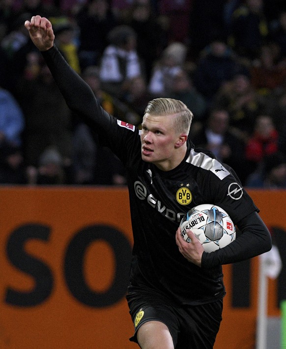 Dortmund&#039;s Erling Haaland, left, celebrates after scoring a goal in a German Bundesliga soccer match between FC Augsburg and Borussia Dortmund in Augsburg, Germany, Saturday, Jan.18, 2020. ( Stef ...