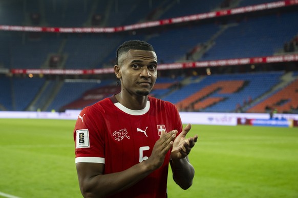 epa12363235 Switzerland?&#039;s Manuel Akanji greets supporters after winning the FIFA 2026 World Cup Group B qualifying soccer match between Switzerland and Slovenia, in Basel, Switzerland, 08 Septem ...