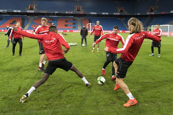 epa06323054 Switzerland&#039;s national soccer team players during a training session the day before the 2018 FIFA World Cup play-off second leg soccer match between Switzerland and Northern Ireland,  ...