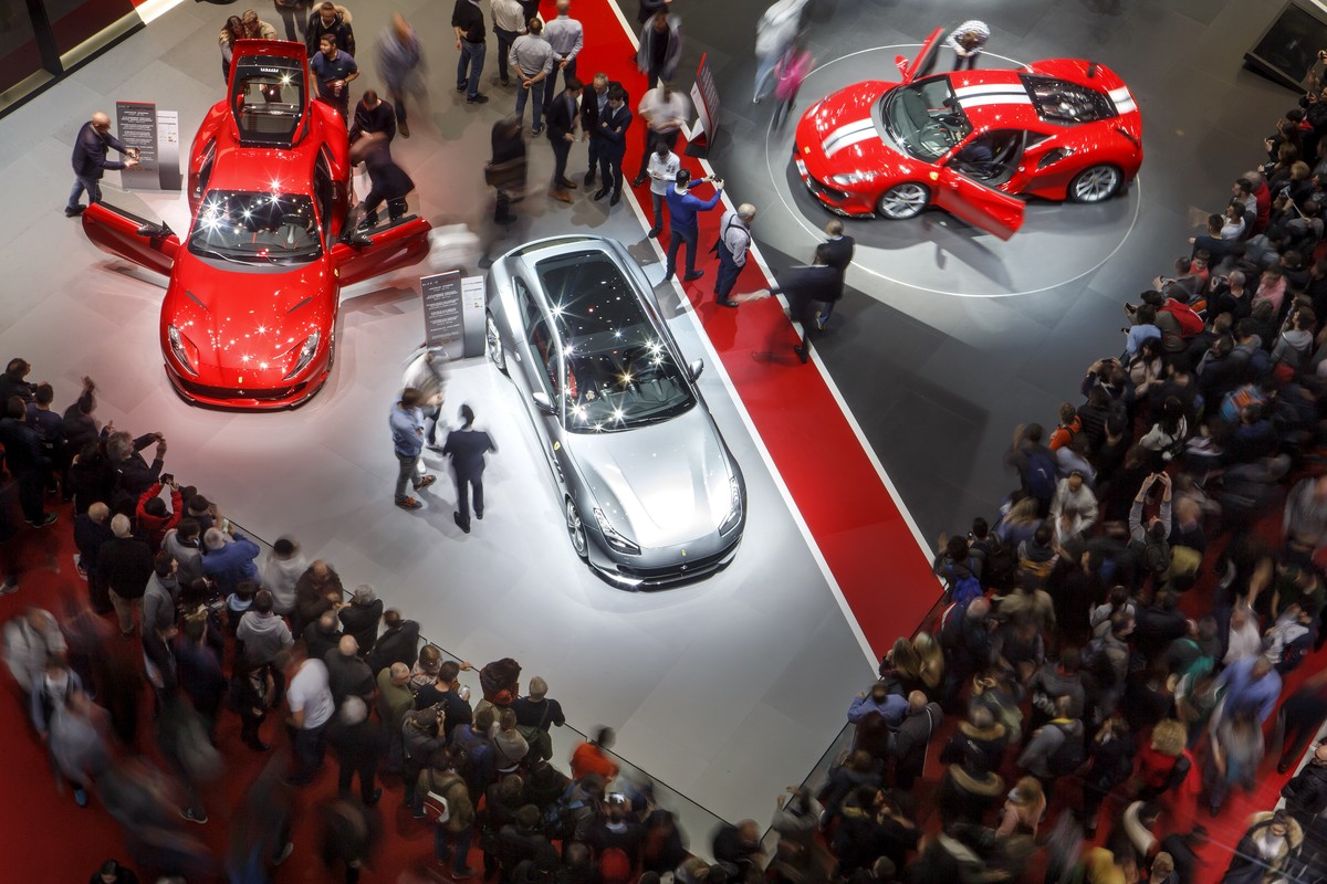 ARCHIVBILD ZUR MELDUNG, DASS DER GENFER AUTOSALON AUCH 2022 NICHT STATTFINDEN WIRD, AM DONNERSTAG, 7. OKTOBER 2021 - A long exposure image shows Visitors gathering at the Ferrari booth, during the las ...