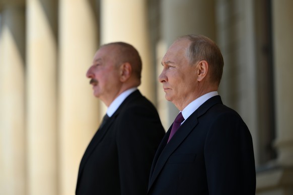 epa11554937 Russian President Vladimir Putin (R) and Azerbaijan&#039;s President Ilham Aliyev attend a welcome ceremony at the Zagulba Residence outside Baku, Azerbaijan, 19 August 2024. The Russian p ...