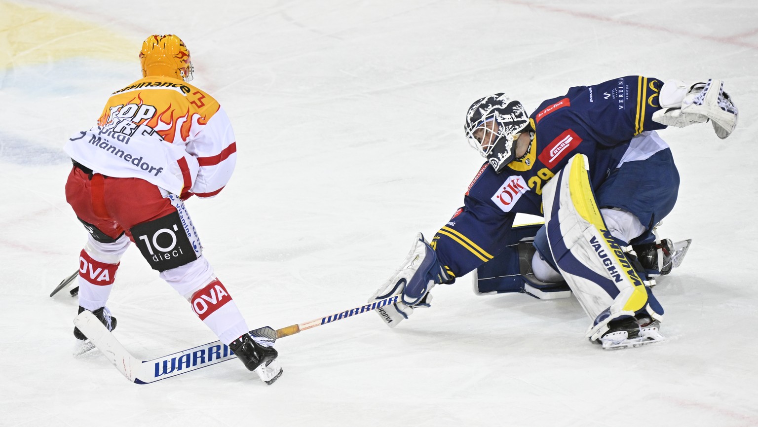 SC Rapperswil-Jona Lakers Gian-Marco Wetter auf dem Weg zum 1-3 gegen Davos Torhueter Sandro Aeschlimann, in Spiel 2 des Playoff 1/4 Final Eishockeyspiels der National League zwischen dem HC Davos und ...