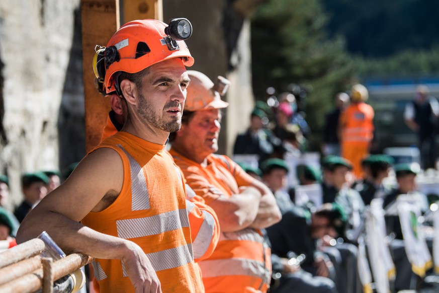 Das Bild zeigt die Arbeiter waehrend der Grundsteinlegung beim Baustart fuer die zweite R�hre des Gotthard-Strassentunnels, aufgenommen am Suedportal in Airolo am Donnerstag, 29. September 2021. (KEYS ...