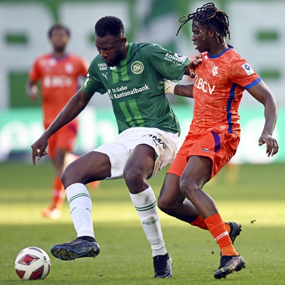 Der St.Galler Abdoulaye Diaby, links, gegen von Lausannes Kaly Sene, rechts, beim Fussballspiel der Super League FC St.Gallen gegen den FC Lausanne-Sport im Kybunpark in St.Gallen am Samstag, 2. Septe ...