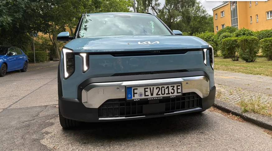 Bullig: Die Front des EV2 lässt wahrlich keinen Kleinwagen erwarten.