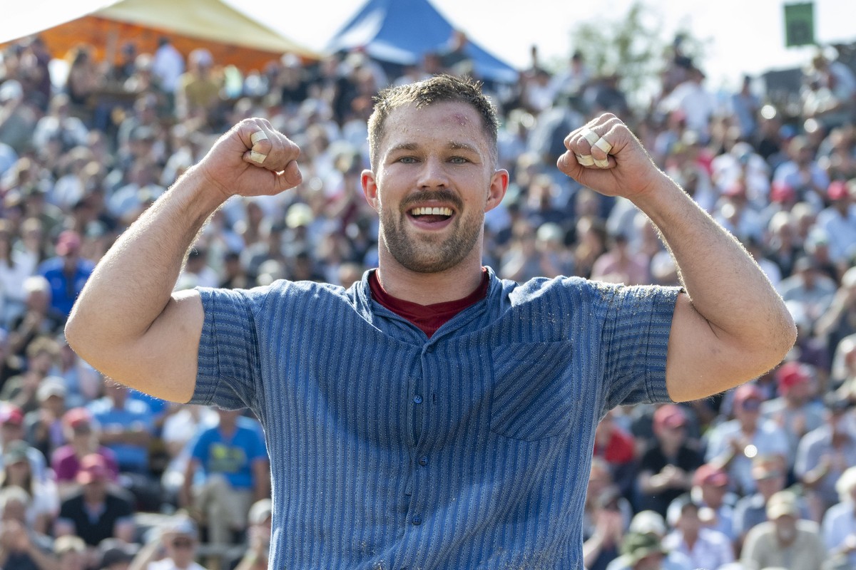 Fabian Staudenmann feiert seinen Festsieg nach dem Schlussgang gegen Lars Zaugg beim traditionellen Rigi Schwing- und Aelplerfest vom Sonntag, 19. Juli 2026 auf der Rigi. (KEYSTONE/Urs Flueeler)