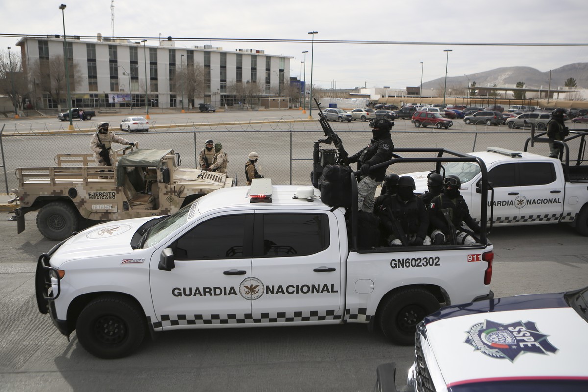 Mexican National Guard stand guard outside a state prison in Ciudad Juarez, Mexico, Sunday Jan 1, 2023. Mexican soldiers and state police regained control of a state prison in Ciudad Juarez across the ...
