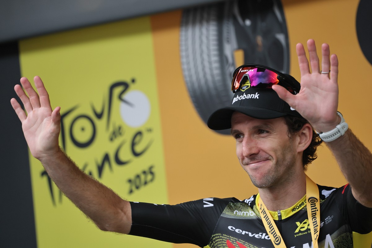 epa12237811 British rider Simon Yates of Team Visma-Lease a Bike celebrates on the podium his victory during the 10th stage of the Tour de France cycling race over 165.3km from Ennezat to Le Mont Dore ...