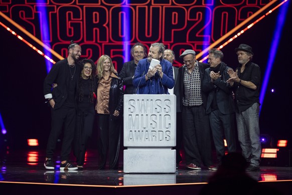 epa12141870 Swiss band Patent Ochsner accepts the Best Group award during the Swiss Music Awards ceremony in Zurich, Switzerland, 28 May 2025. EPA/ENNIO LEANZA