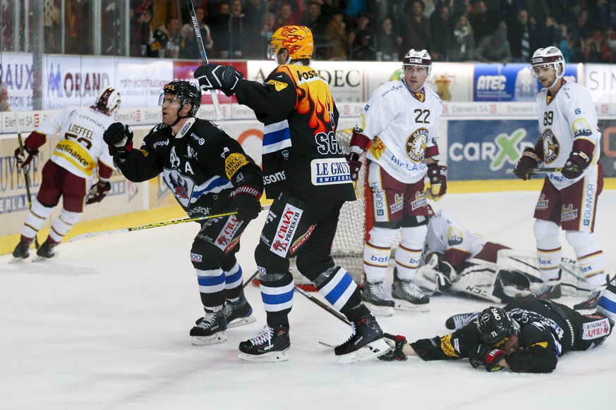 Fribourgs Jim Slater, links, jubelt nach seinem Tor zum 4-1 neben Fribourgs Topscorer Julien Sprunger, im Eishockey Meisterschaftsspiel der National League zwischen dem HC Fribourg Gotteron und Genf S ...