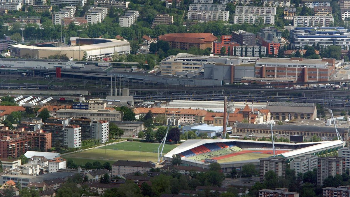 Die beiden Zuercher Fussballstadien Hardturm, links, und Letzigrund werden bald umgebaut, gesehen vom Uetlibergturm am Dienstag, 24. Mai 2005 in Zuerich. (KEYSTONE/Alessandro Della Bella)