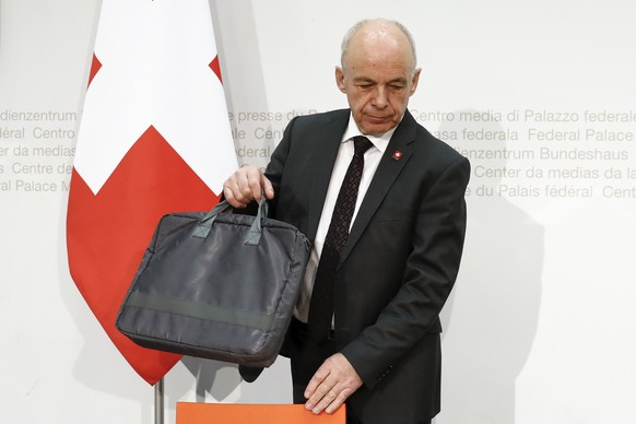 Bundesrat Ueli Maurer erscheint zur Medienkonferenz des Bundesrates, am Sonntag, 12. Februar 2017, in Bern. Das eidgenoessische Stimmvolk hatte am Sonntag ueber drei Vorlagen zu bestimmen, die erleich ...