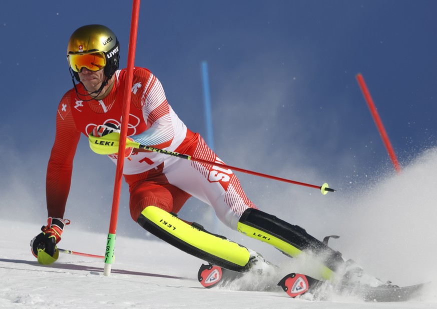 epa09760899 Ramon Zenhaeusern of Switzerland clears a gate during the second run of the Men&#039;s Slalom race of the Alpine Skiing events of the Beijing 2022 Olympic Games at the Yanqing National Alp ...