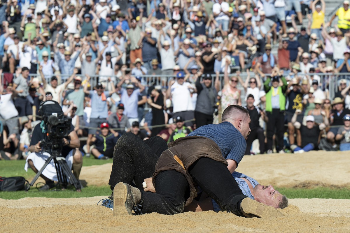 Fabian Staudenmann, oben, gewinnt gegen Samuel Giger im Schlussgang beim Bernisch-Kantonalen Schwingfest, am Sonntag, 11. August 2024, In Burgdorf. (KEYSTONE/Peter Schneider)