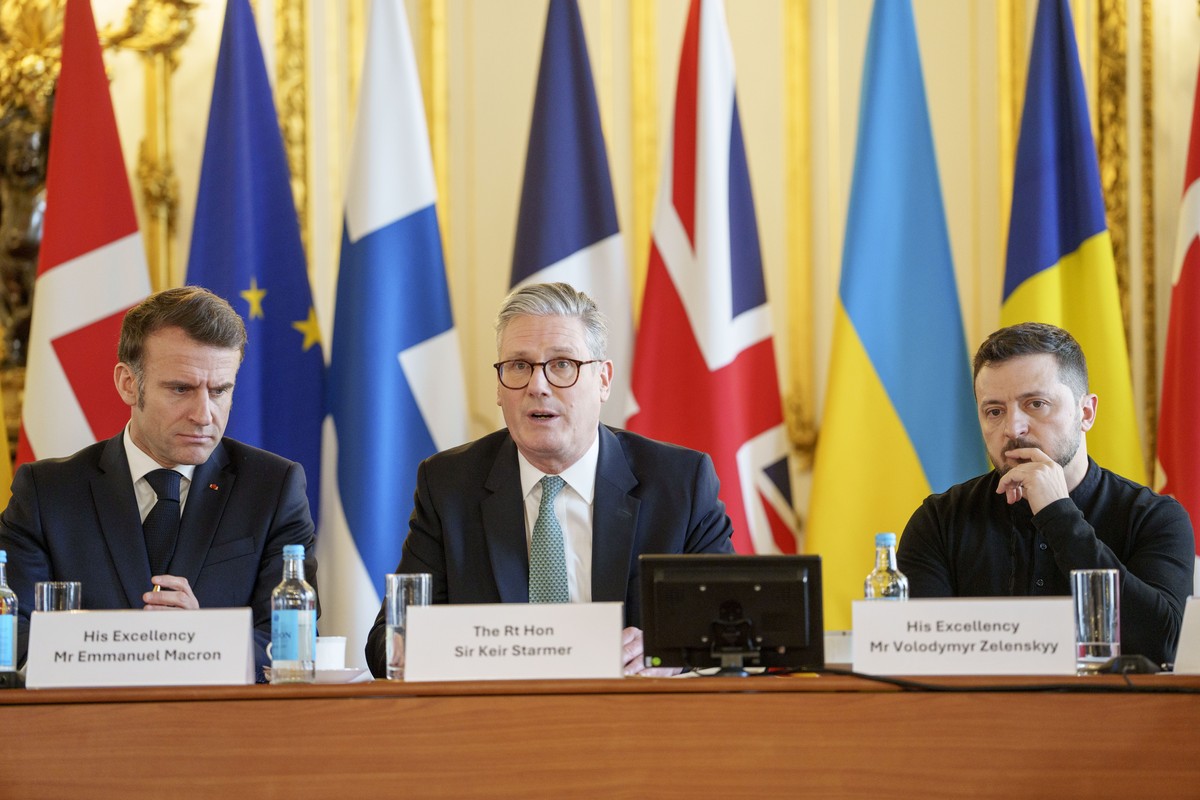 epa11935387 (L-R) French President Emmanuel Macron, British Prime Minister Keir Starmer and Ukrainian President Volodymyr Zelensky attend a summit on Ukraine, at Lancaster House in London, Britain, 02 ...