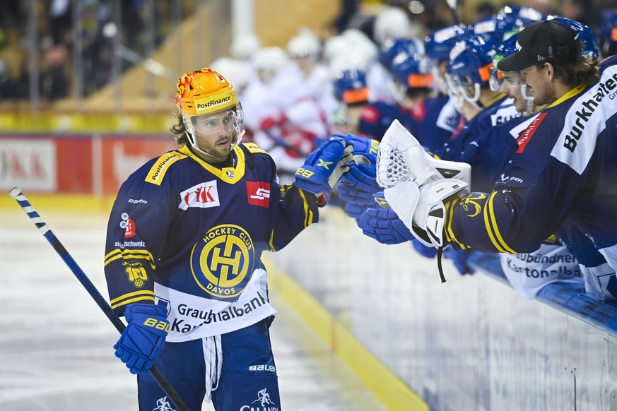 Davos&#039; Mathias Brome bejubelt seinen Penaltytreffer zum 2-0 beim Eishockey Spiel der National League zwischen dem HC Davos und dem HC Lausanne, am Freitag, 5. November 2021, im Eisstadion in Davo ...