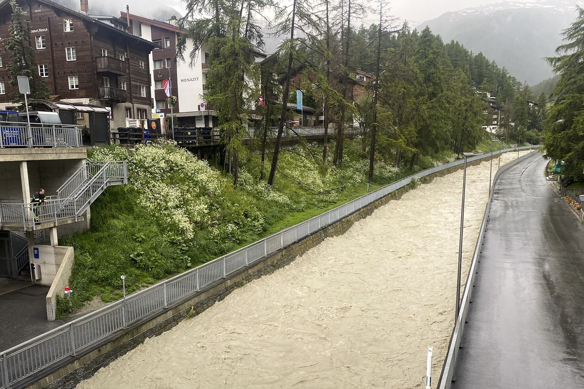 La riviere la Vispa photographiee en crue ce vendredi 21 juin 2024 a Zermatt. Le village de Zermatt est coupe du monde a cause des intemperies Il n