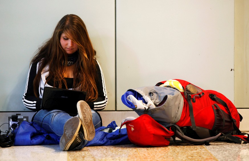 German backpacker Lisa Berkemeyer uses her laptop at the Qantas domestic terminal at Sydney airport, Australia, June 21, 2011. REUTERS/Daniel Munoz/File photo