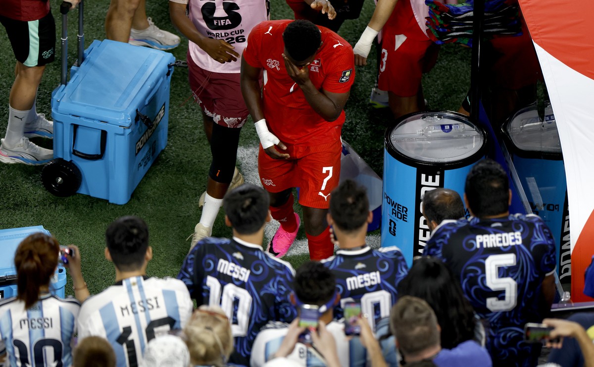 epa13106288 Breel Embolo (C) of Switzerland leaves the pitch after being shown the red card during the FIFA World Cup 2026 quarterfinals match Argentina vs Switzerland, in Kansas City, USA, 11 July 20 ...
