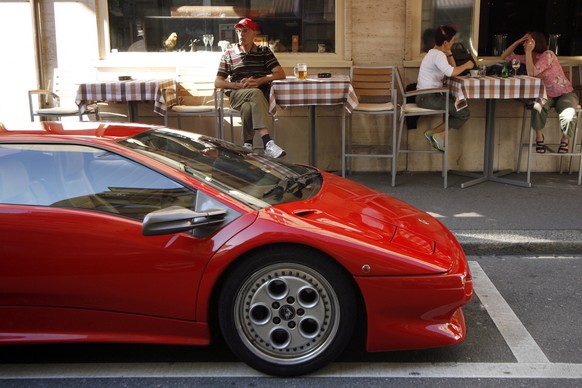 Ein schnelles Auto steht auf einem Parkplatz vor einem Restaurant am Samstag, 19. Mai 2007 in Zuerich. (KEYSTONE/Alessandro Della Bella)