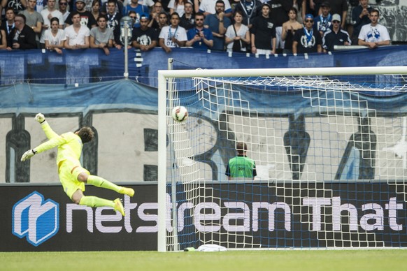 Das erste Tor nach 23 Monaten: Davide Chiumiento erwischt GC-Keeper Davari im Derby zum Saisonauftakt mit einem Schlenzer.