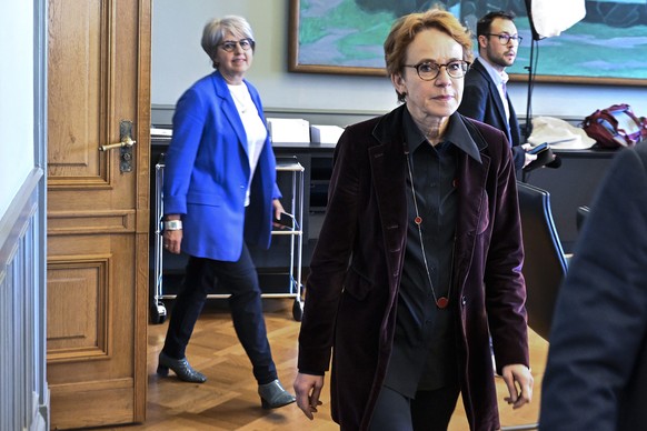 Die Bundesratskandidatinnen Eva Herzog, rechts, und Elsabeth Baume Schneider, erscheinen nach der Nomination am Samstag, 26. November 2022, in Bern. Die Wahl zur Nachfolge von Bundesraetin Simonetta S ...