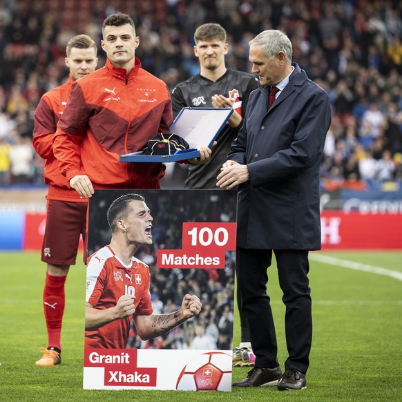 epa09858086 Switzerland&#039;s Granit Xhaka (C) receives a present for his 100th cap prior to the International Friendly soccer match between Switzerland and Kosovo in Zurich, Switzerland, 29 March 20 ...