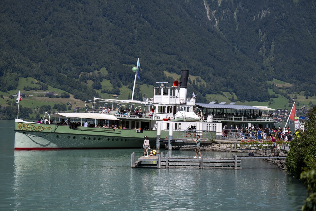 Das Dampfschiff Loetschberg stoesst in den Brienzersee, am Samstag, 10. August 2024, In Iseltwald. Ein Hochdruckgebiet beschert der Schweiz in den naechsten Tagen Temperaturen von ueber dreissig Grad  ...