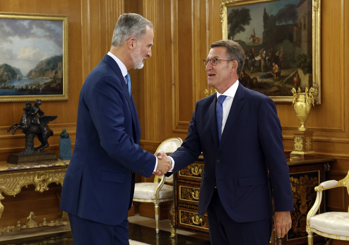 epa10813602 Spain's King Felipe VI (L) greets the leader of People's Party (PP) Alberto Nunez-Feijoo at Zarzuela Palace in Madrid, Spain, 22 August 2023. Felipe VI met leaders from the seven ...