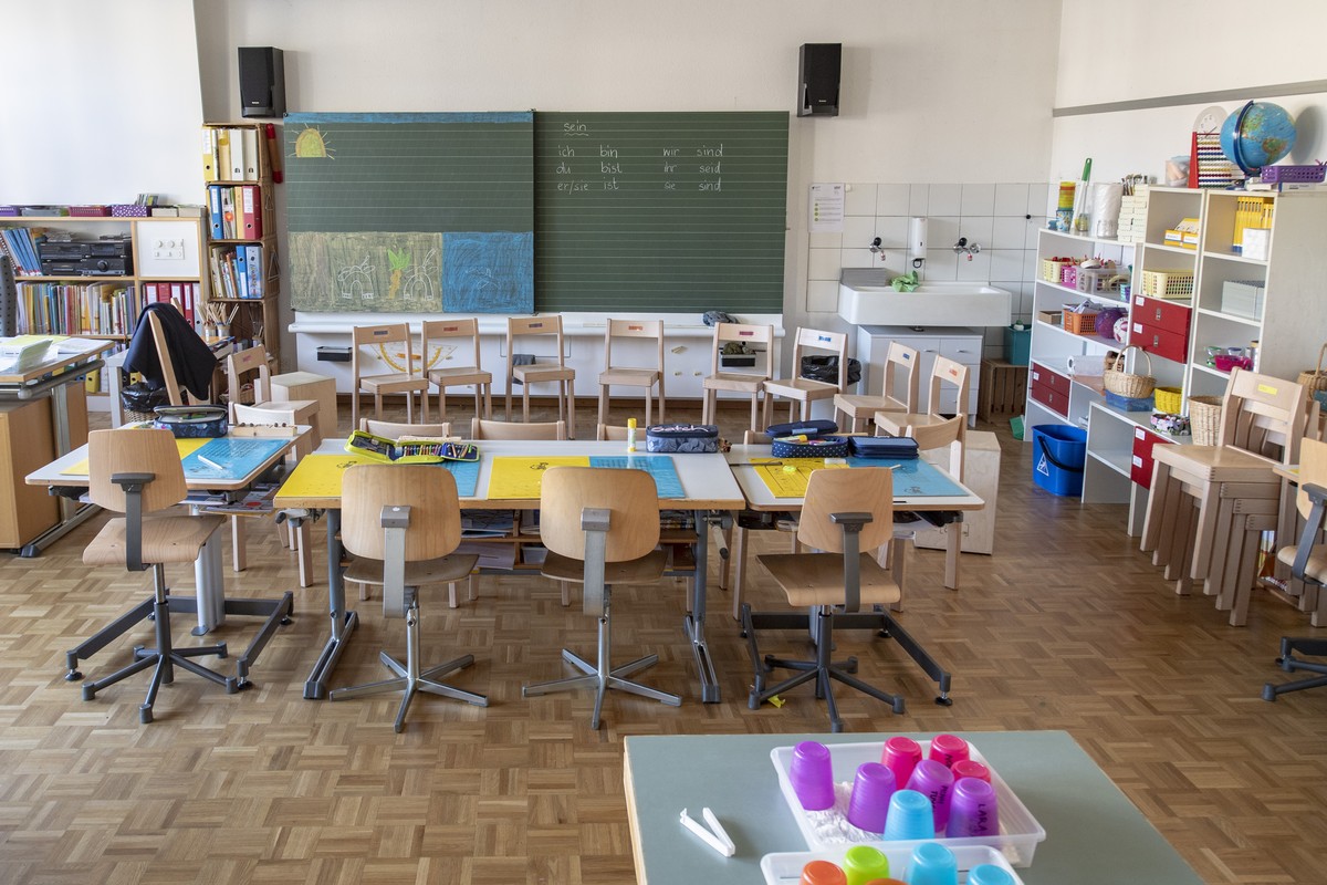 Blick in ein leeres Schulzimmer in der Primarschule Tellenmatt, aufgenommen am Montag, 16. Maerz 2020, in Stans. Der Bundesrat schliesst wegen der Corona-Pandemie bis 4. April alle Schulen. (KEYSTONE/ ...