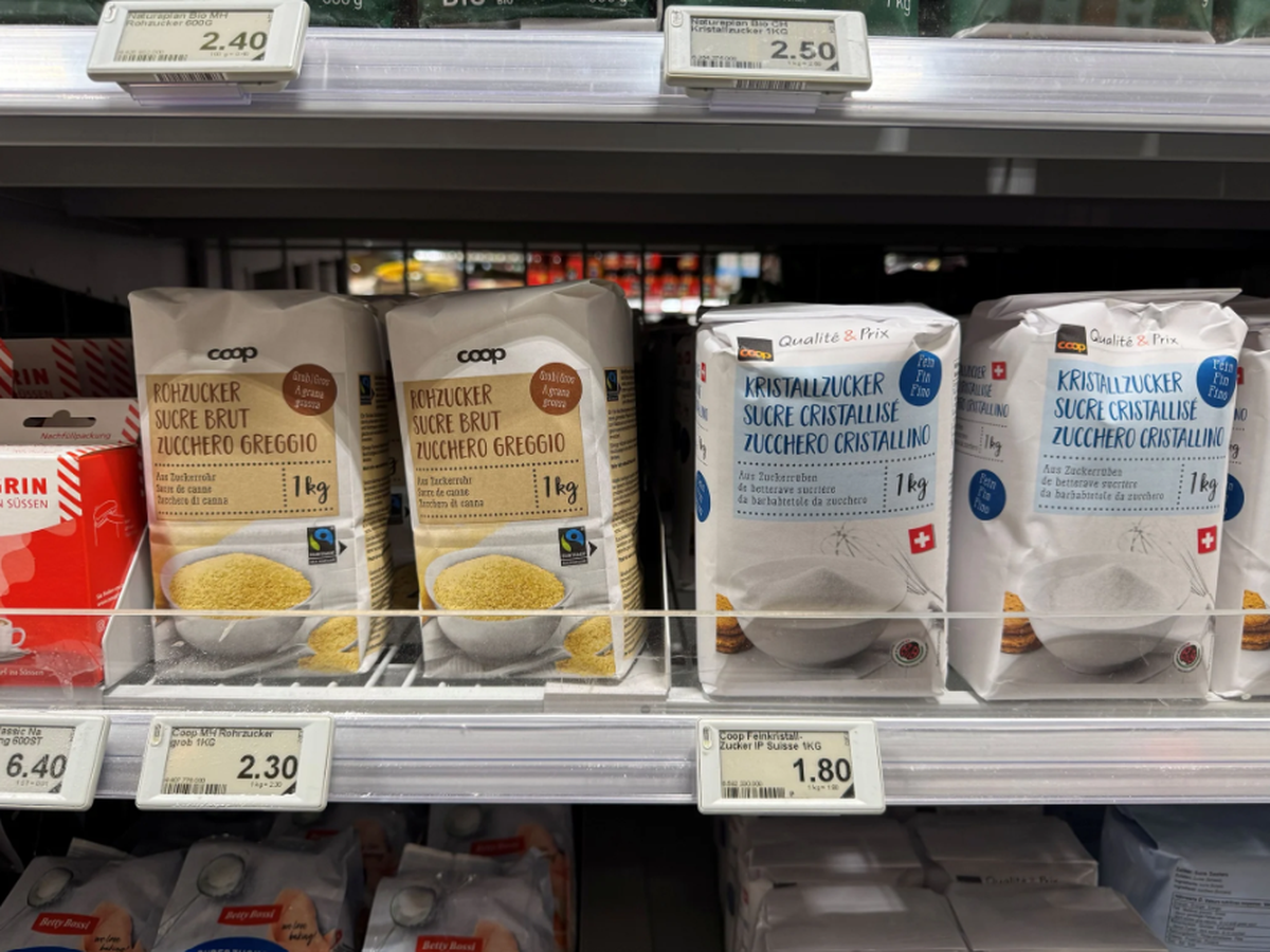 Links: Rohrzucker in der neuen «Coop»-Verpackung, rechts der Kristallzucker in der alten «Qualité &amp; Prix»-Verpackung.