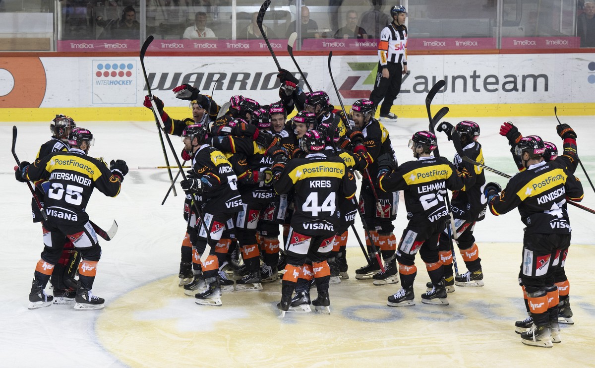 KEYPIX - Berns Spieler feiern den Treffer zum 3-2 im dritten Playoff Viertefinal Spiel der Eishockey National League zwischen SC Bern, SCB, und Fribourg-Gotteron, HCFG, vom Dienstag, 18. Maerz 2025 in ...