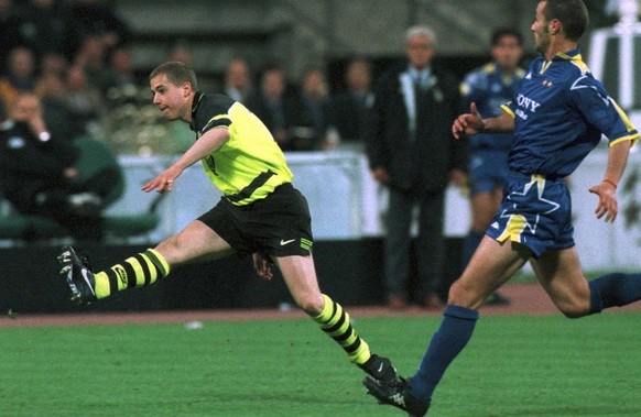 Lars Ricken passes Angelo di Livio to score Borussia Dortmund&#039;s final goal in their 3-1 victory over Juventus Turin in the European Champions League final in Munich 28 May.