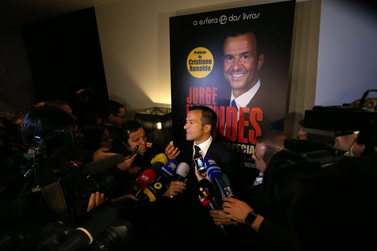 epa04601434 Portuguese soccer agent Jorge Mendes (C) talks to the press during the presentation of the book 'Jorge Mendes, The Special Agent' by Spanish journalists Miguel Cuesta and Jonatha ...