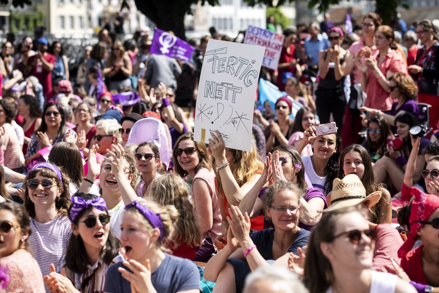 Frauen streiken am nationalen Frauenstreik am Freitag, 14. Juni 2019, in Luzern. Am heutigen Freitag findet in der Schweiz der Frauenstreik statt. Der Kampftag fr die Gleichstellung der Geschlechter  ...