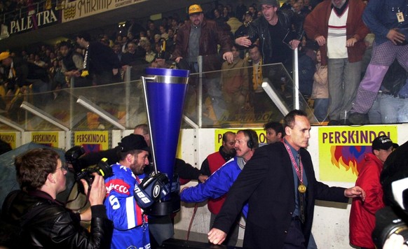 ZUM EISHOCKEY PLAYOFF-VIERTELFINAL ZWISCHEN DEN ZSC LIONS UND DEM HC LUGANO STELLEN WIR IHNEN FOLGENDES BILDMATERIAL ZUR VERFUEGUNG  Trainer Larry Huras und Andreas Zehnder mit dem Meisterpokal, muss ...