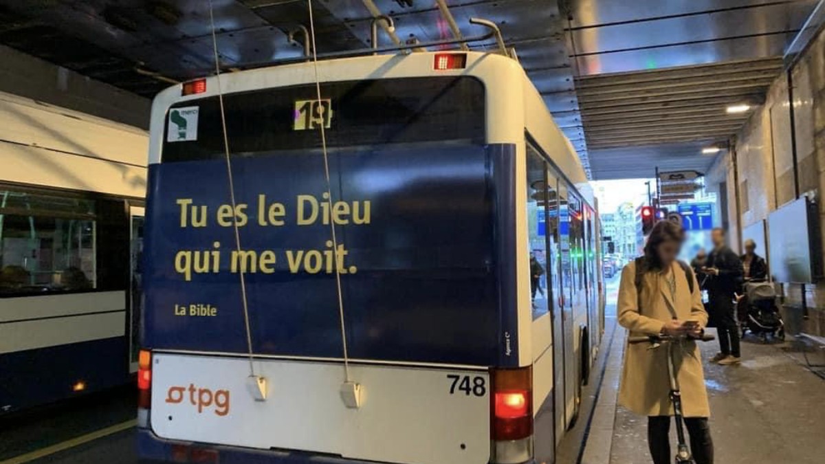 Arrêt d'un bus TPG, proche de la gare de Cornavin, à Genève.