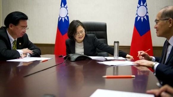 radar-reuters Der künftige US-Präsident Donald Trump hat mit der taiwanischen Präsidentin Tsai Ing Wen telefoniert. Beide Politiker hätten festgestellt, dass es zwischen den USA und Taiwan enge Bezieh ...
